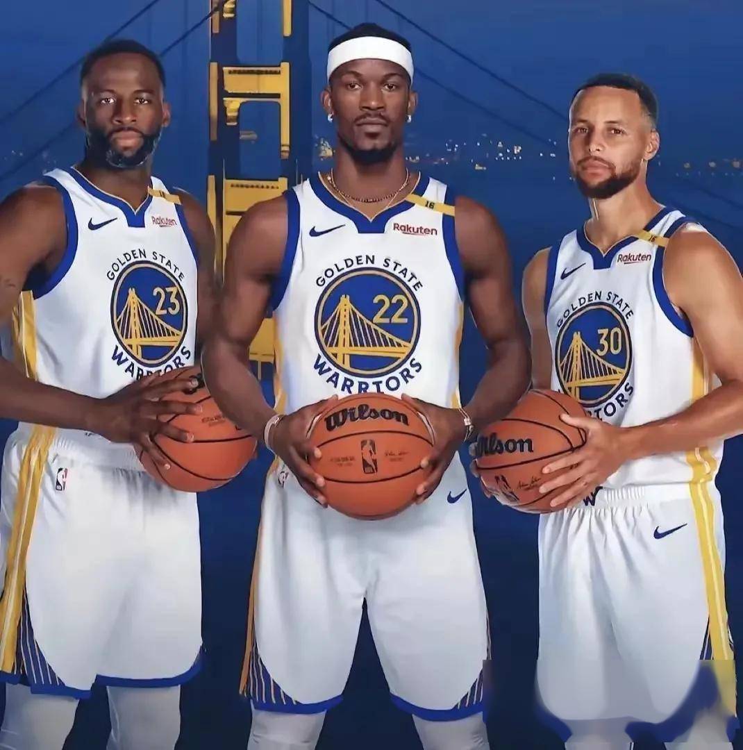 西蒙斯蹬踹范戴克被罚下，上次英超出现荷兰同胞间染红还是01年（西蒙斯踹倒范戴克吃红牌，英超荷兰同胞互染红上次还在2001年）